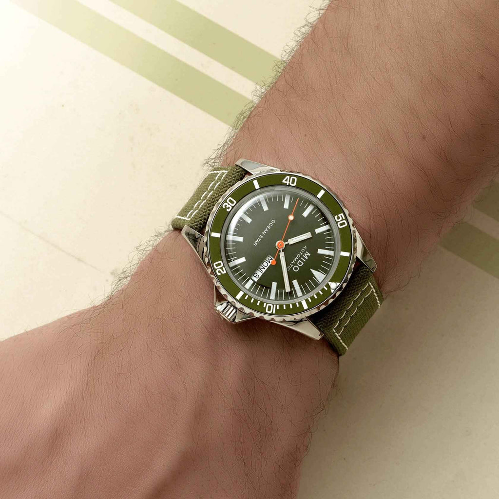 Orologio Mido automatico al polso con quadrante verde e cinturino tessuto verde oliva