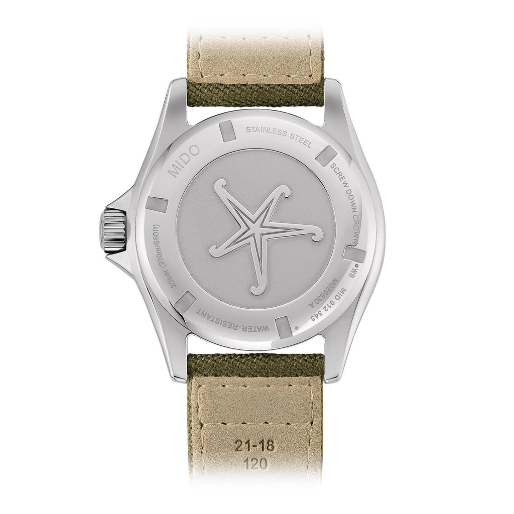 Orologio con fondello in acciaio e logo stellato, cinturino tessuto beige
