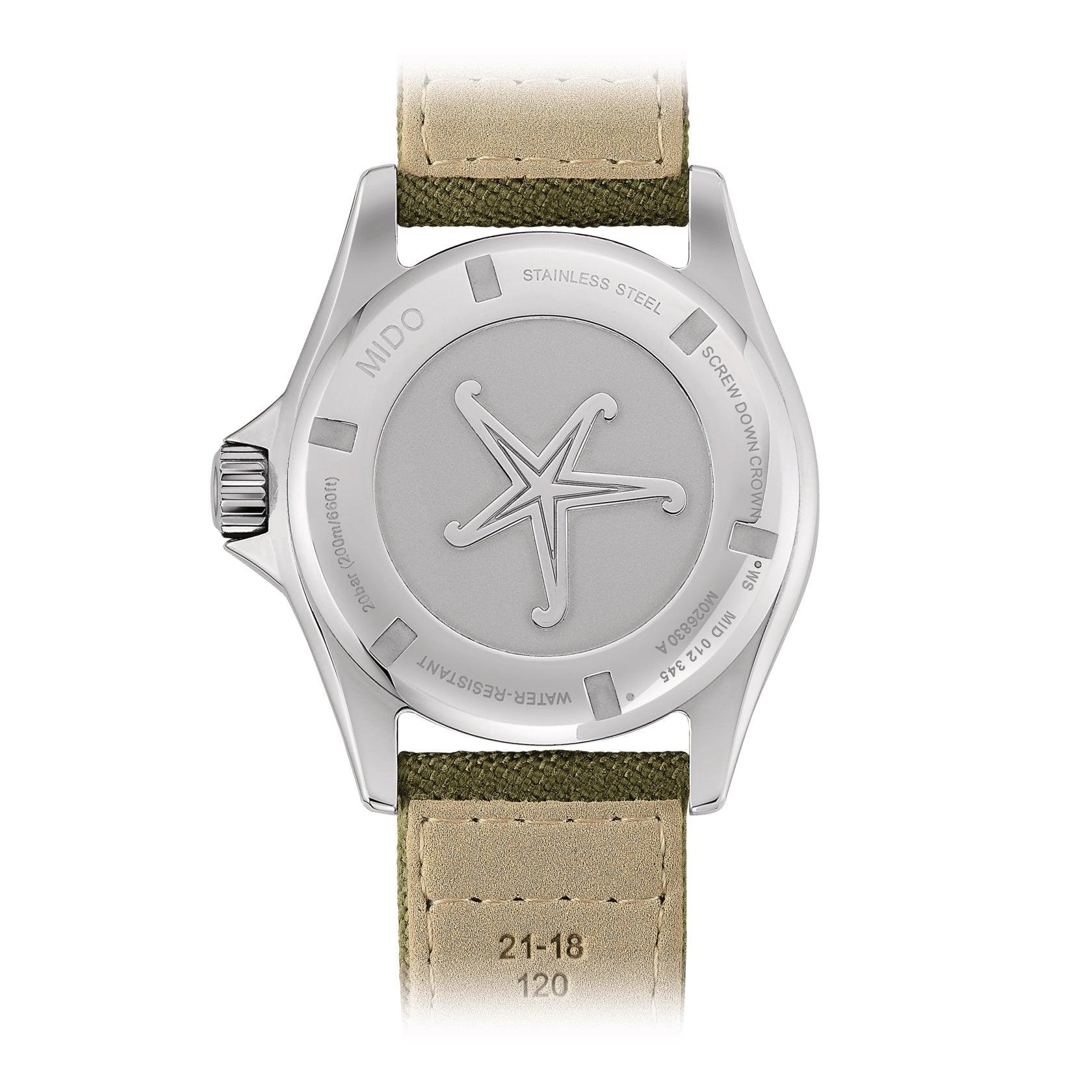 Orologio con fondello in acciaio e logo stellato, cinturino tessuto beige