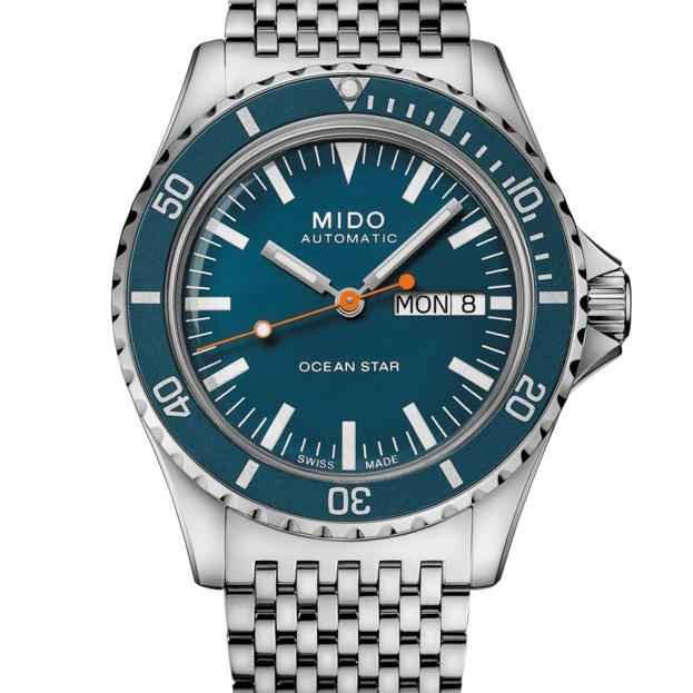 Orologio subacqueo con quadrante blu, lunetta con indici e datario MON 8