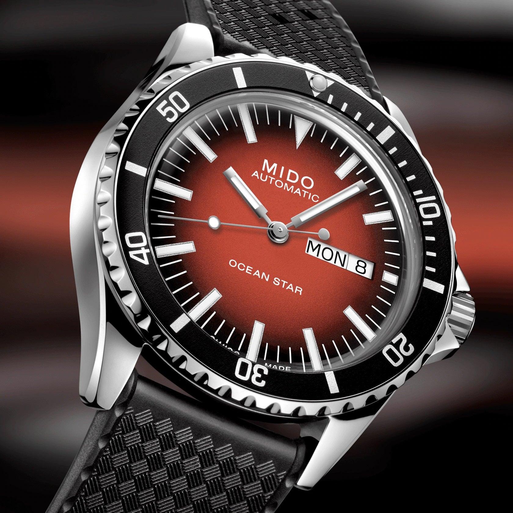 Orologio automatico con quadrante rosso sfumato, cassa acciaio e ghiera nera
