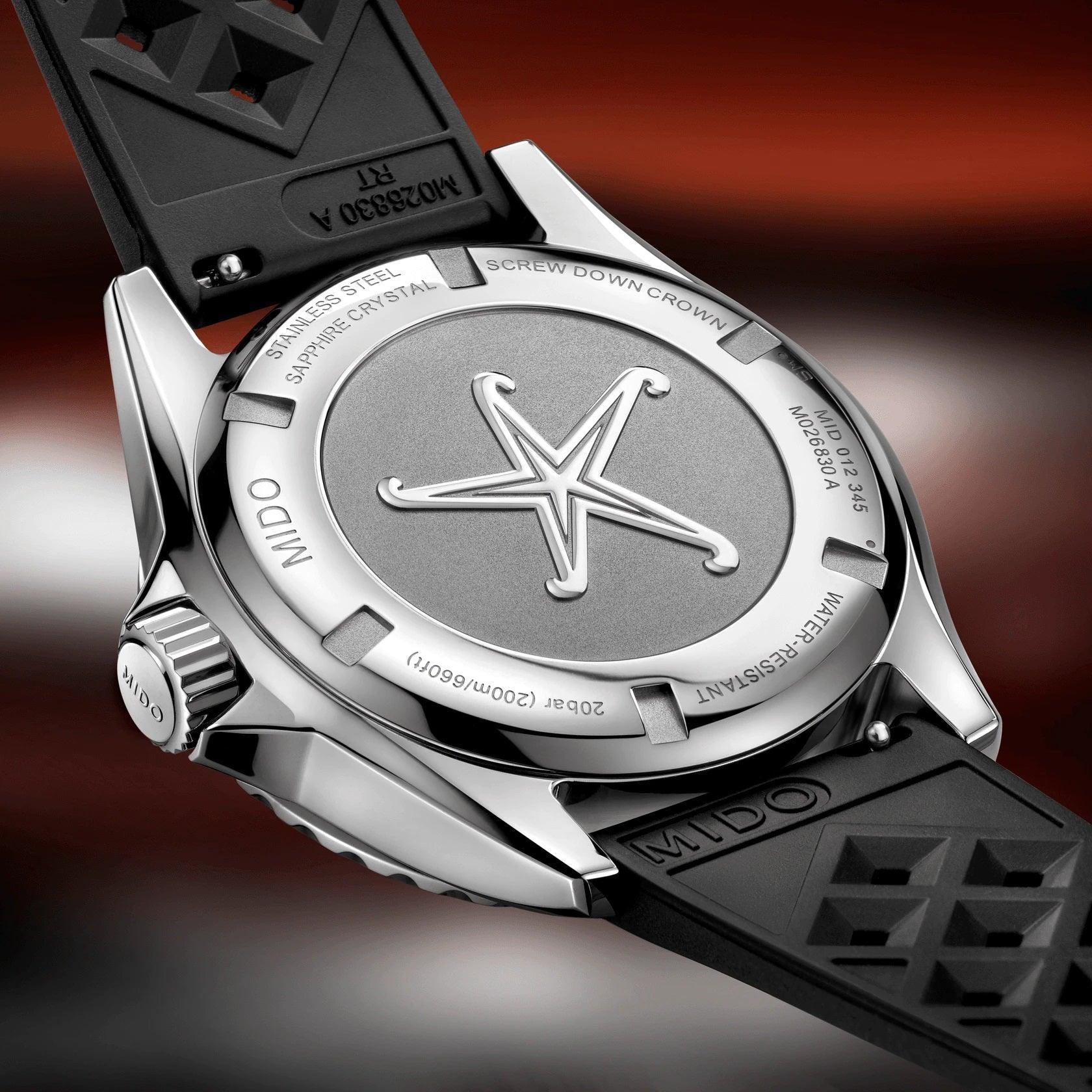 Fondello dell’orologio automatico in acciaio con logo M e scritte incise