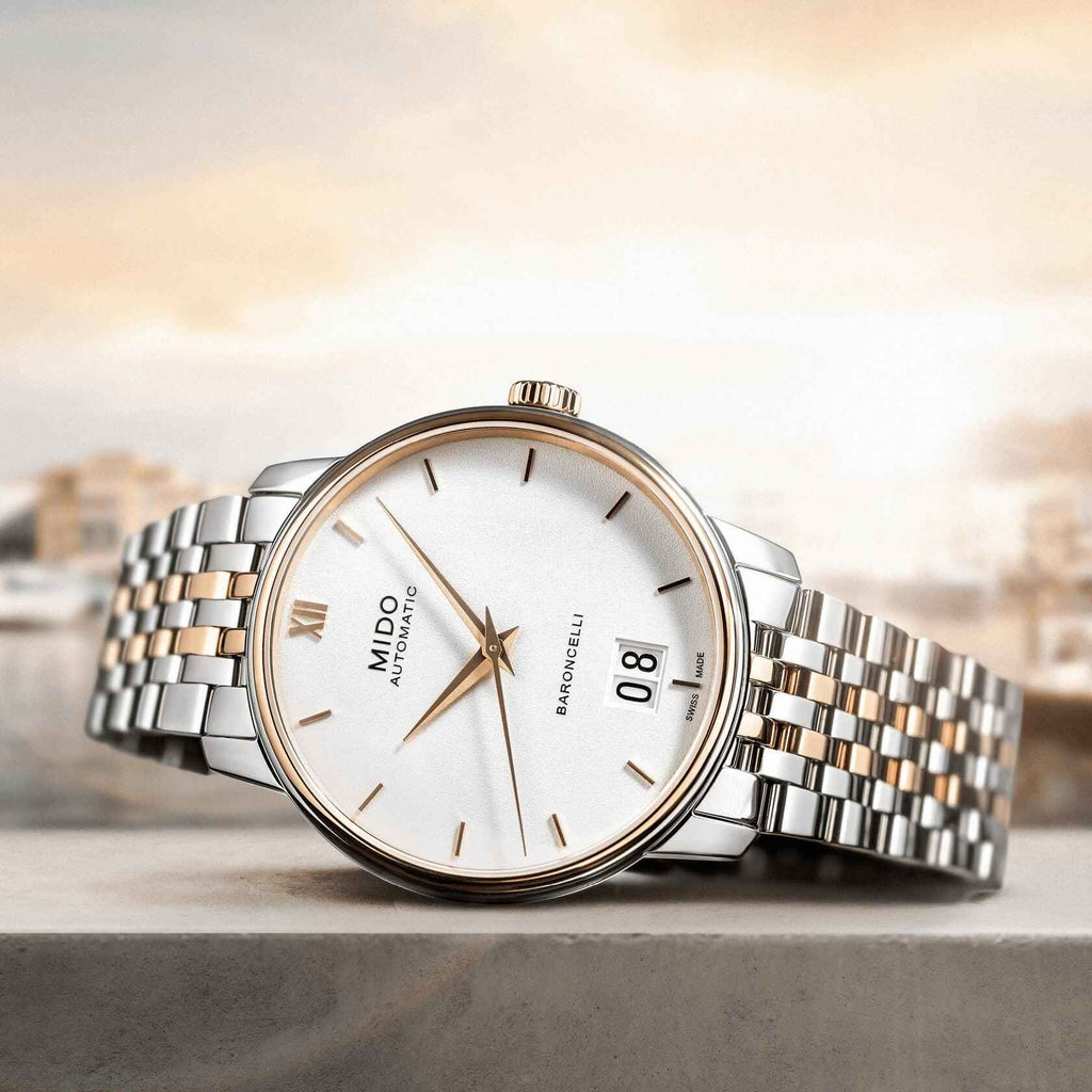 Orologio automatico in acciaio con quadrante chiaro e datario 08, indici dorati