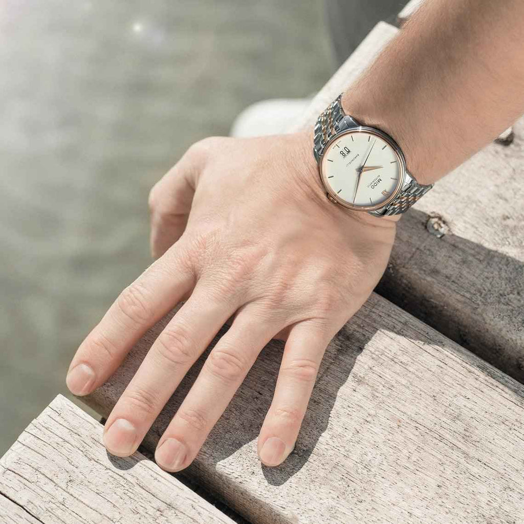 Orologio automatico con bracciale in maglia d’acciaio e quadrante chiaro, al polso