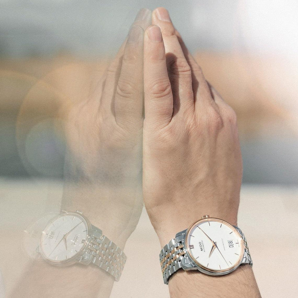Orologio da polso automatico con bracciale a maglie metalliche e quadrante bianco