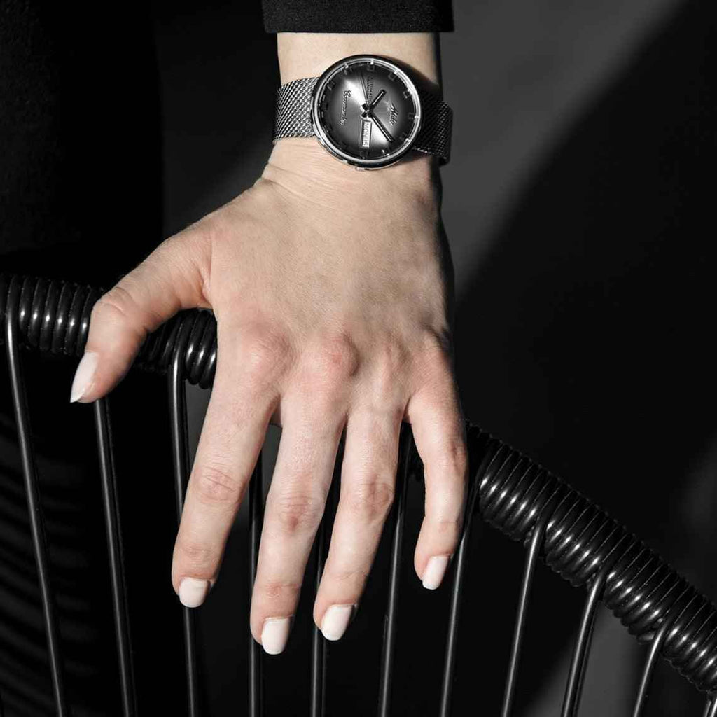 Orologio da polso uomo con quadrante scuro e cinturino maglia d’acciaio