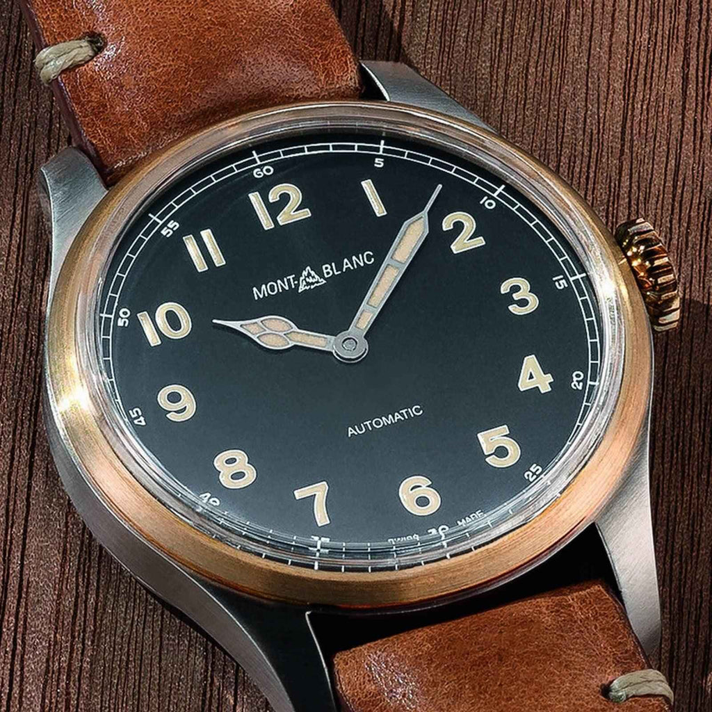 Orologio Montblanc 1858 automatico con quadrante nero e cinturino in pelle marrone su legno
