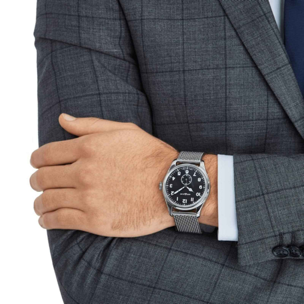 Orologio Montblanc al polso, quadrante nero e cinturino in maglia d’acciaio