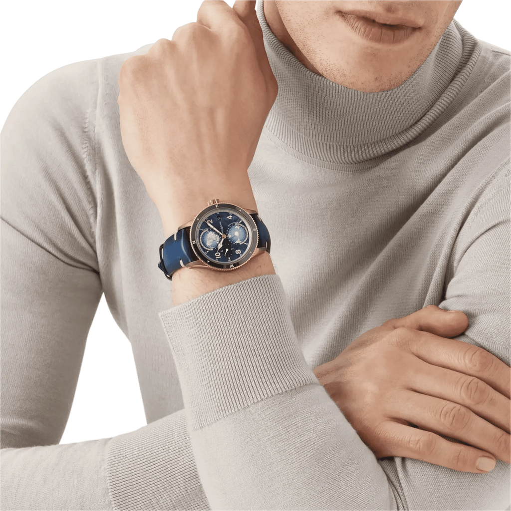 Orologio da polso con quadrante blu e cinturino blu, indossato su maglia chiara