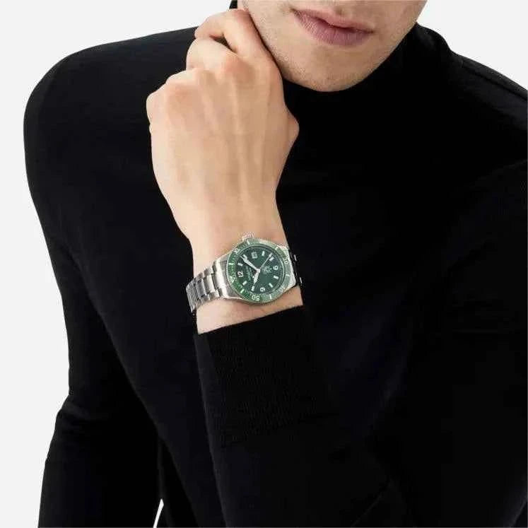 Orologio Montblanc 41mm automatico con quadrante verde e datario, al polso su bracciale d’acciaio