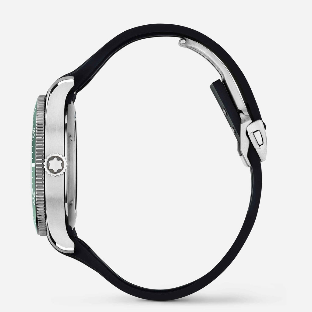 Cassa in acciaio e corona dell’orologio Montblanc con lunetta verde e cinturino nero.