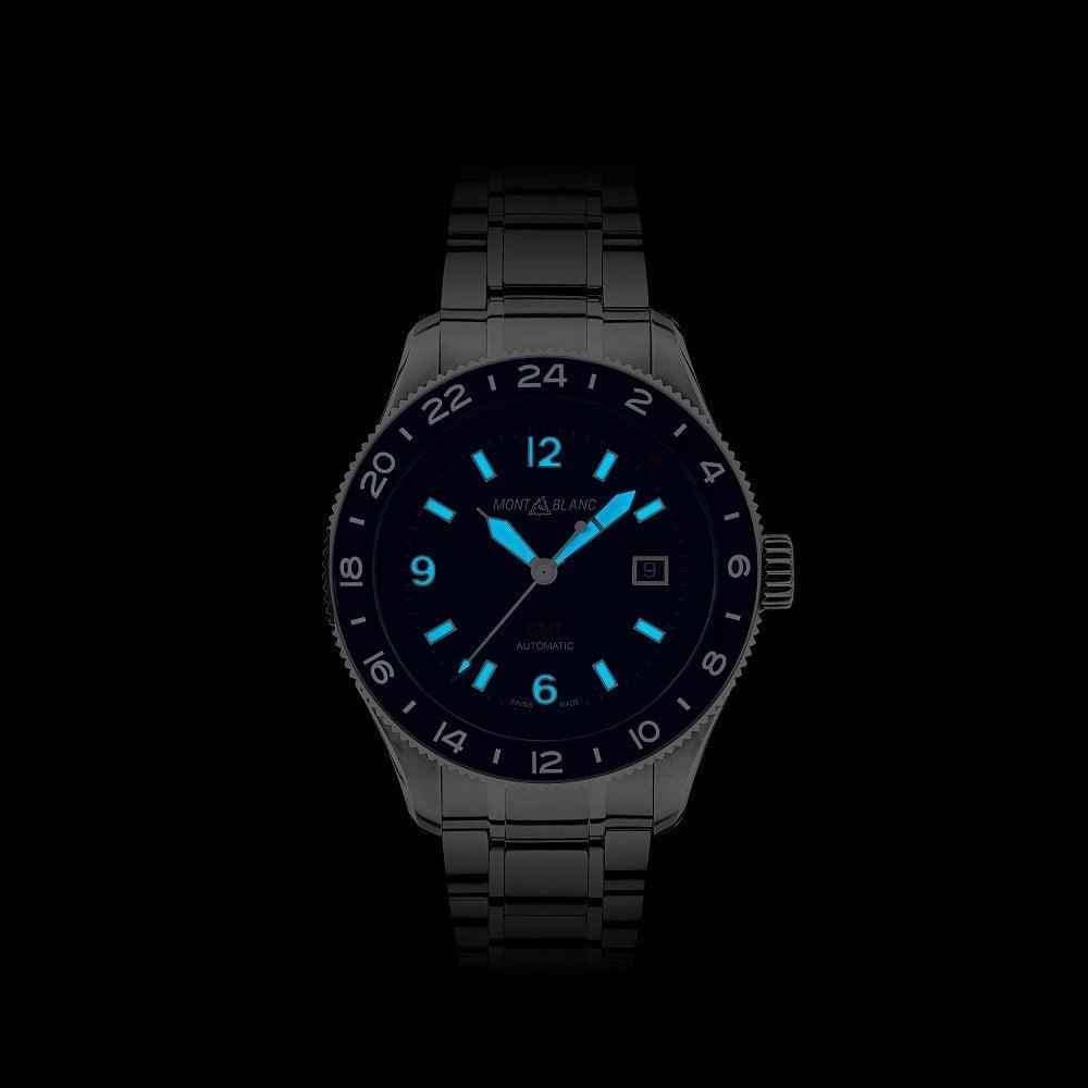 Orologio automatico Montblanc con quadrante scuro e indici luminosi blu, bracciale in acciaio
