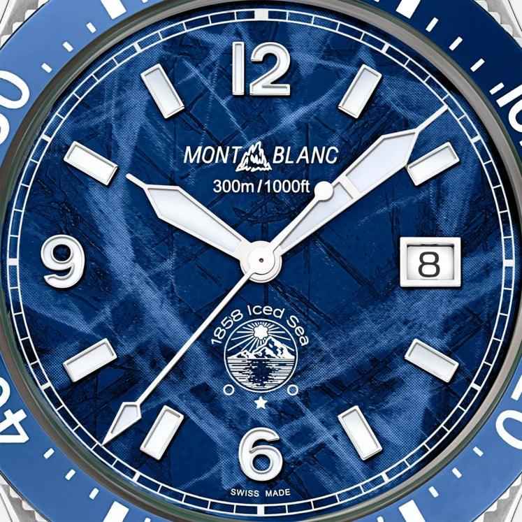 Orologio con quadrante blu ghiaccio, indici bianchi e datario a ore 8