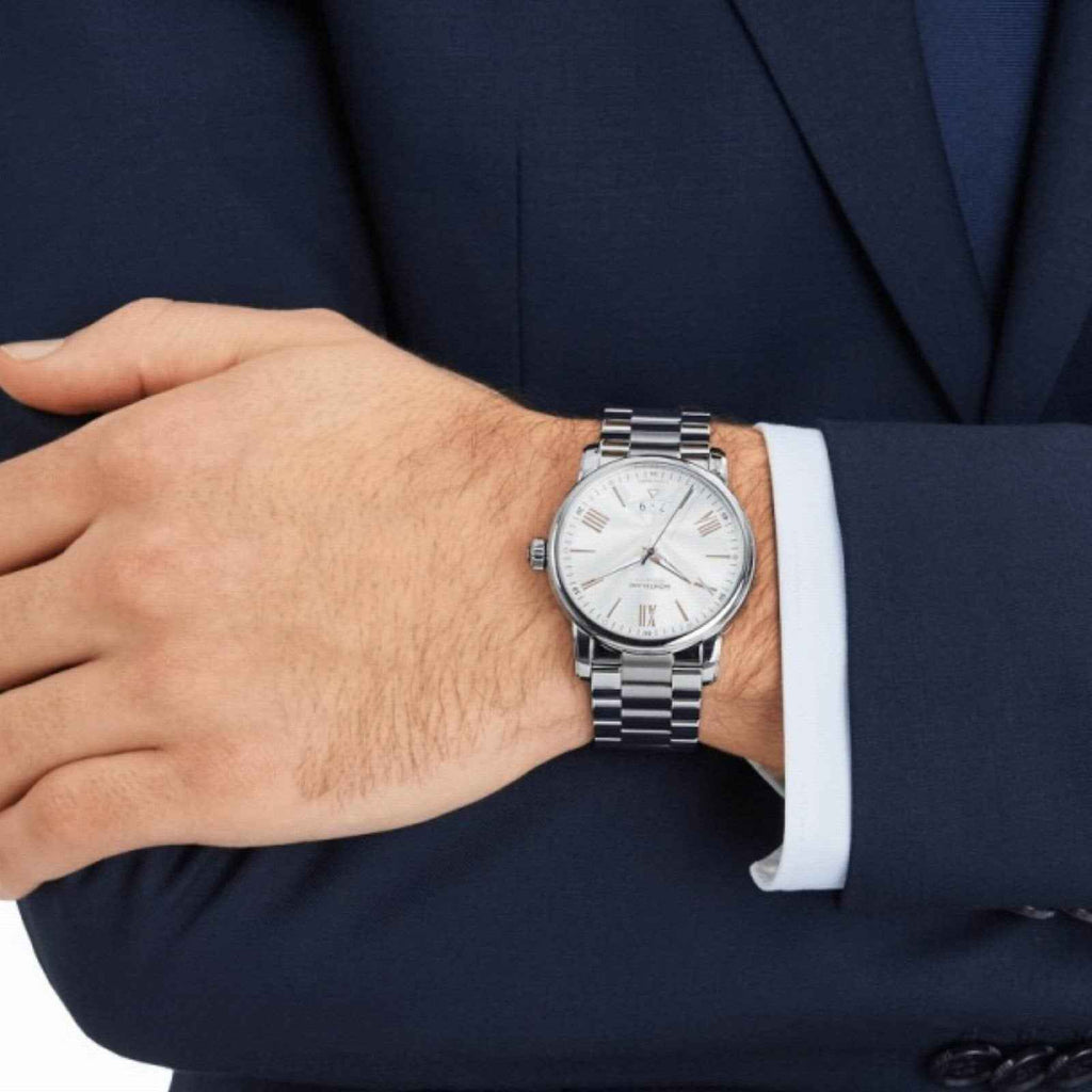 Orologio automatico d’argento con bracciale in acciaio e quadrante bianco su polso