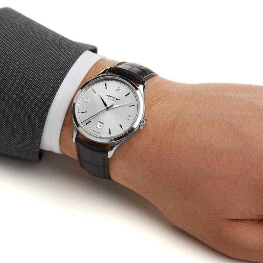 Orologio Montblanc automatico al polso, cassa argento e cinturino in pelle nera.