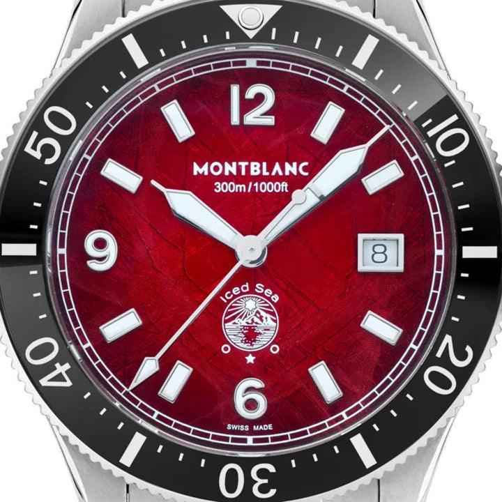Quadrante rosso dell’orologio con datario, indici bianchi e lancette argentate