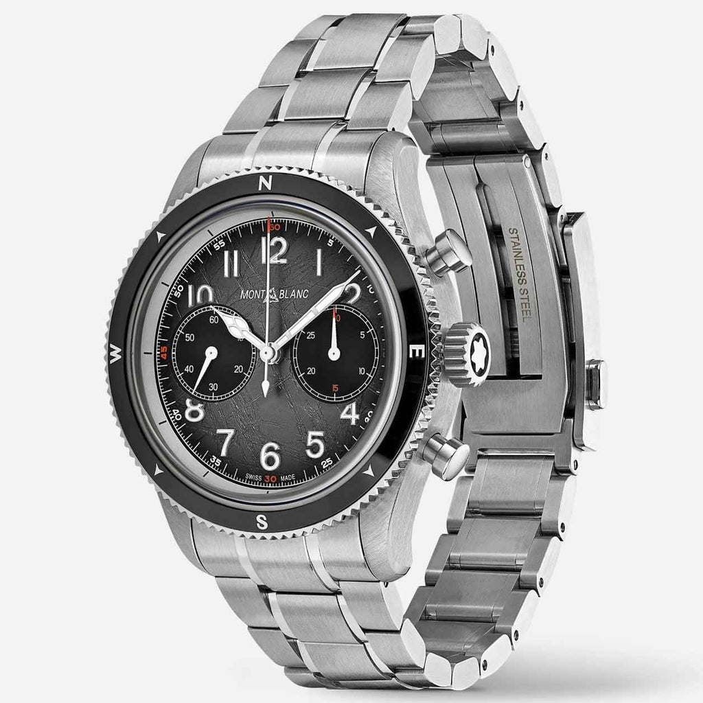 Orologio cronografo automatico con quadrante nero e bracciale in acciaio, vista laterale