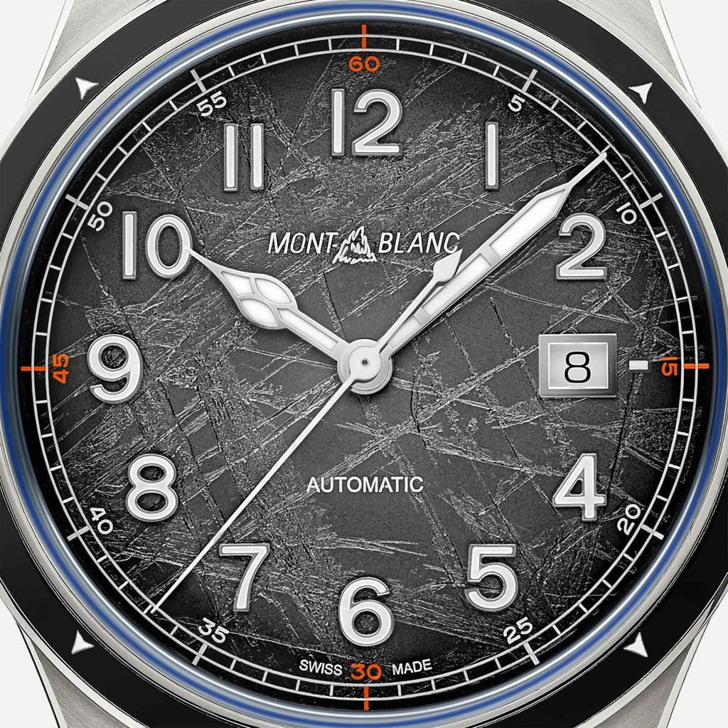 Orologio automatico Montblanc con quadrante grigio scuro e datario rettangolare.