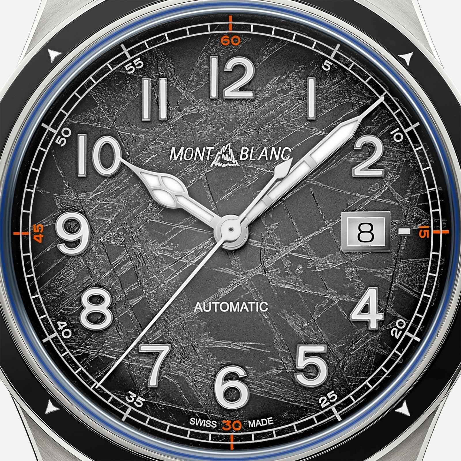 Orologio automatico Montblanc con quadrante grigio scuro e datario rettangolare.