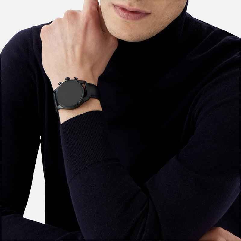 Smartwatch Montblanc Summit 3 42mm al polso con quadrante nero e cinturino in caucciù