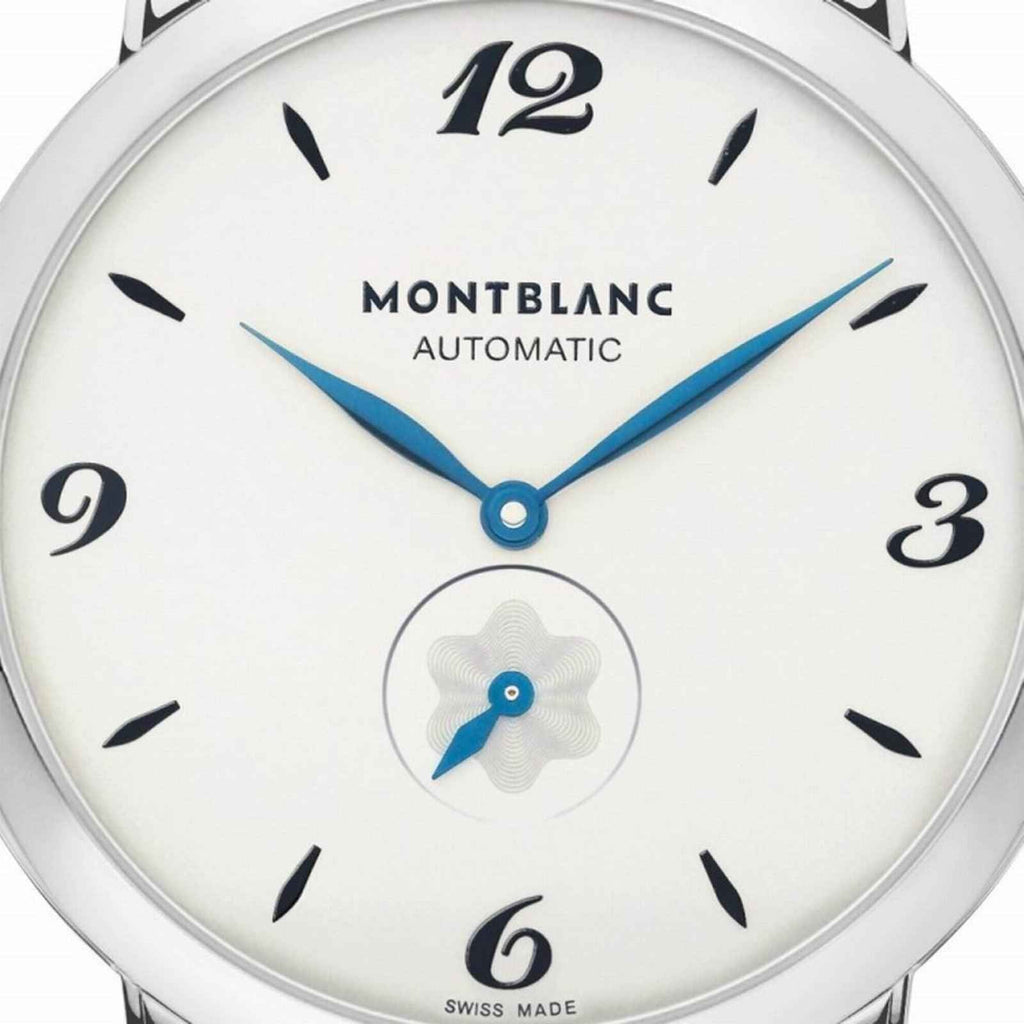 Quadrante dell’orologio automatico con numeri, logo e lancette blu su sfondo bianco