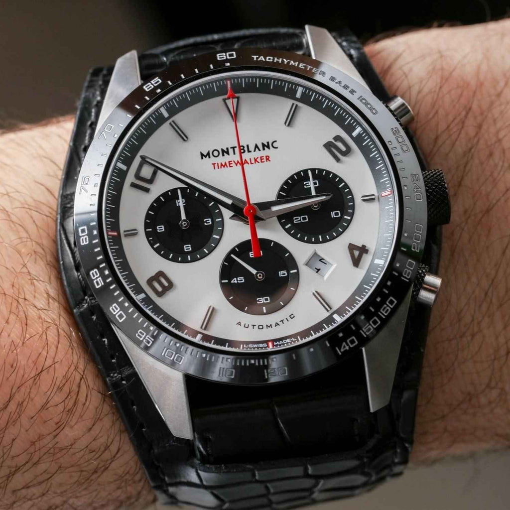 Orologio cronografo Montblanc Timewalker su polso: quadrante nero, cinturino nero in pelle