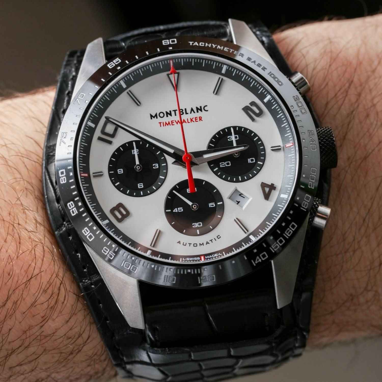 Orologio cronografo Montblanc Timewalker su polso: quadrante nero, cinturino nero in pelle