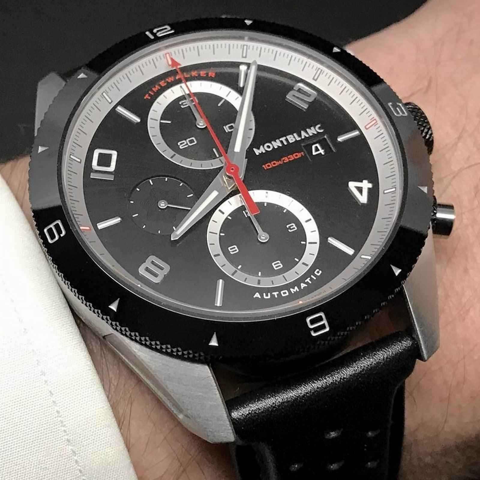 Orologio Montblanc Timewalker con cronografo automatico, quadrante nero e cinturino nero.