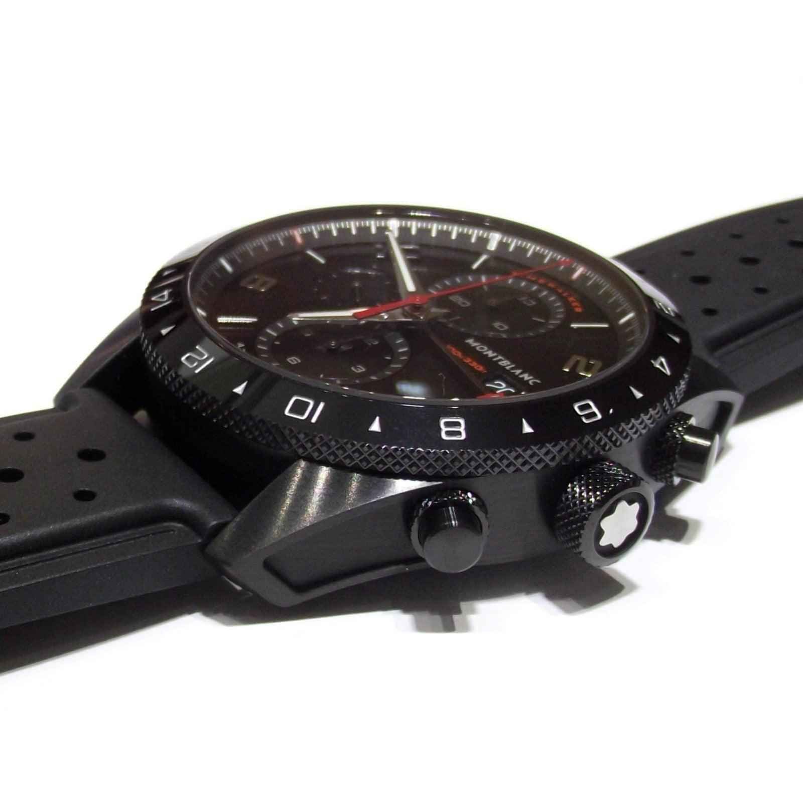 Orologio Montblanc di lato con corona e pulsanti, cassa PVD nera e cinturino in gomma
