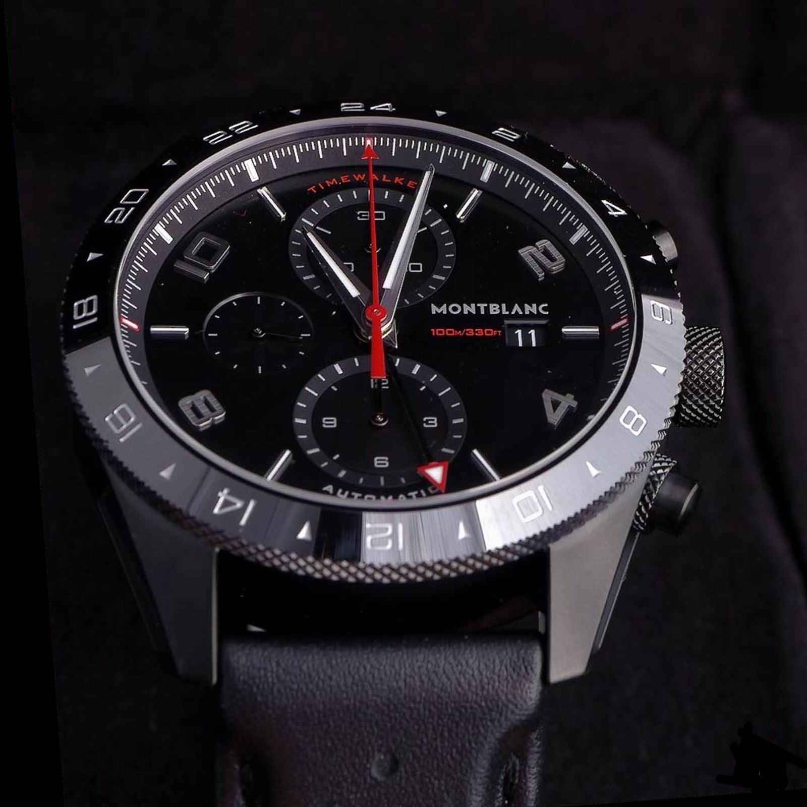 Orologio Montblanc cronografo con quadrante nero, indici bianchi e cinturino nero