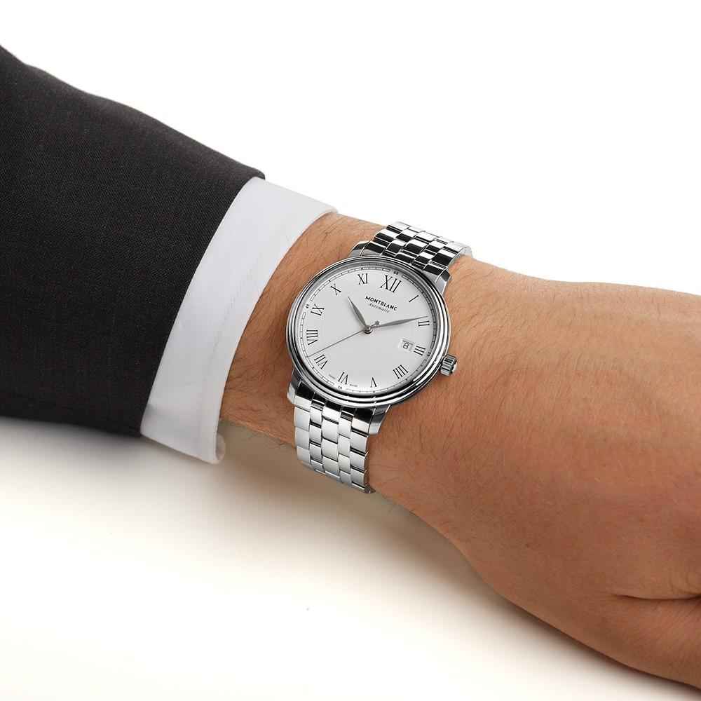 Orologio Montblanc in acciaio con quadrante bianco e bracciale a maglie su polso.