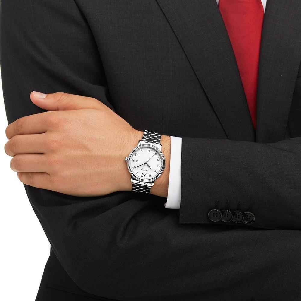 Orologio Montblanc in acciaio con quadrante bianco e bracciale a maglie su polso in abito.