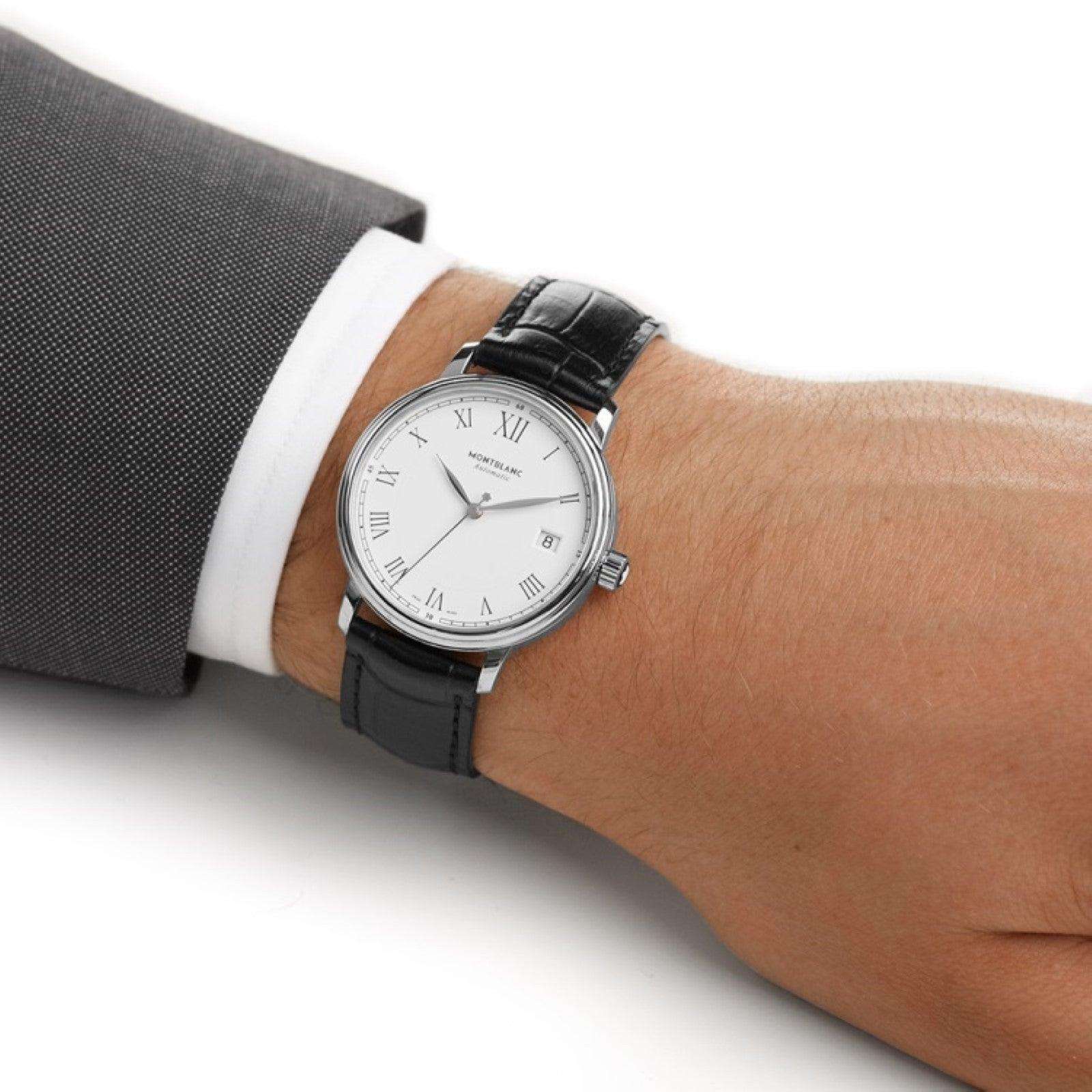 Orologio Montblanc al polso: quadrante bianco, cinturino nero e cassa d’acciaio