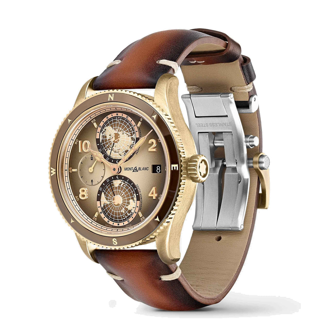 Orologio con cassa bronzo e cinturino in pelle marrone, vista angolare laterale.