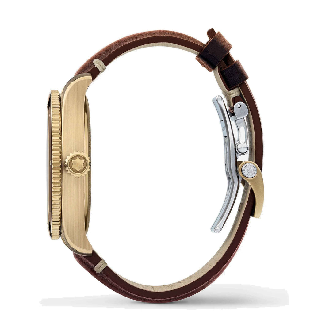 Orologio da polso con cinturino in pelle marrone e fibbia metallica, vista laterale.