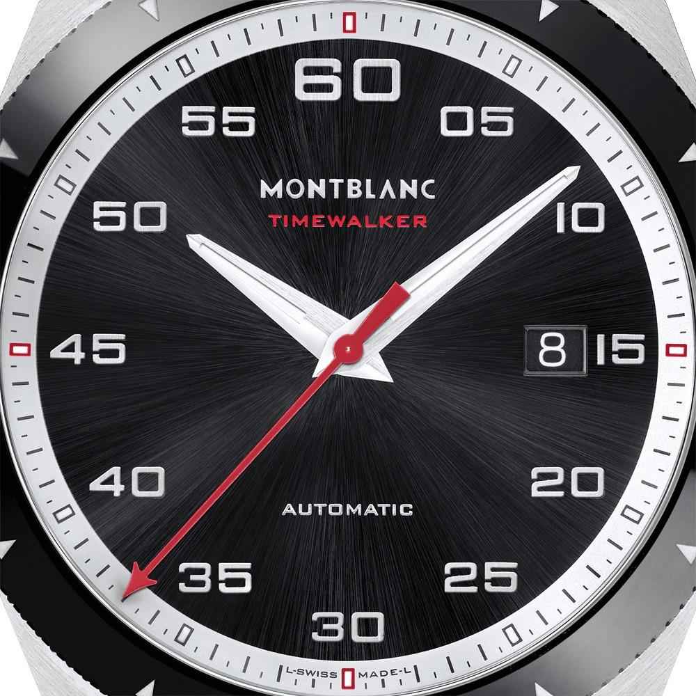 Quadrante nero con numeri bianchi, indici e datario dell’orologio automatico