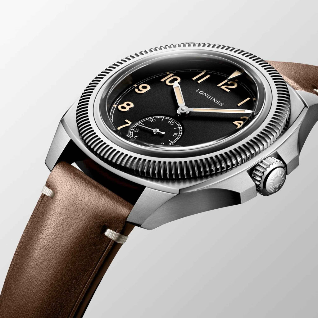 Orologio Longines con cassa acciaio e quadrante nero, lunetta rigata e cinturino marrone.