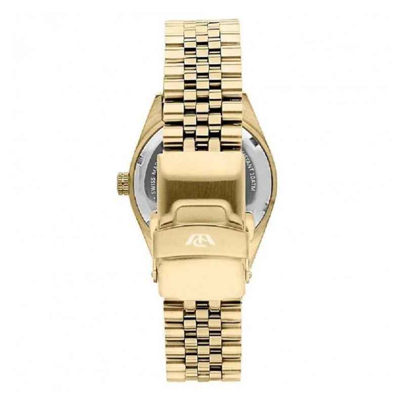 Orologio da polso oro con fibbia e bracciale a maglie metalliche, vista ravvicinata