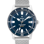 Orologio subacqueo automatico con quadrante blu, lunetta girevole e bracciale in maglia d’acciaio.