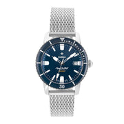 Orologio subacqueo con quadrante blu, lunetta girevole e bracciale in maglia d’acciaio.
