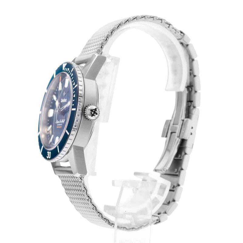 Orologio subacqueo con cassa d’acciaio e lunetta blu girevole, bracciale in maglia.