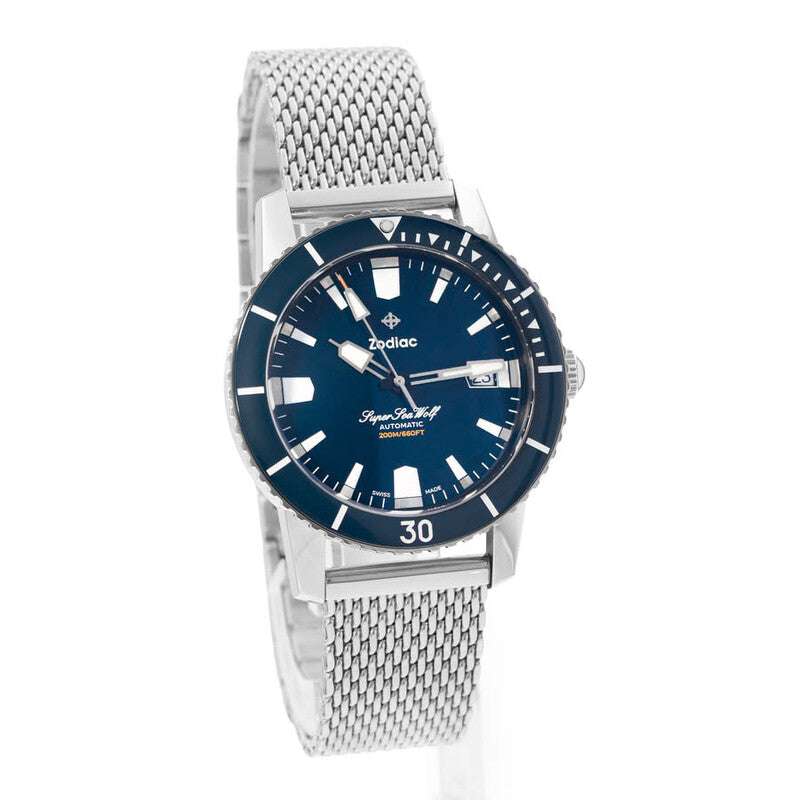 Orologio subacqueo con quadrante blu e bracciale in maglia d’acciaio, lunetta blu scura.