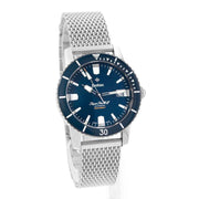Orologio subacqueo con quadrante blu e bracciale in maglia d’acciaio, lunetta blu scura.