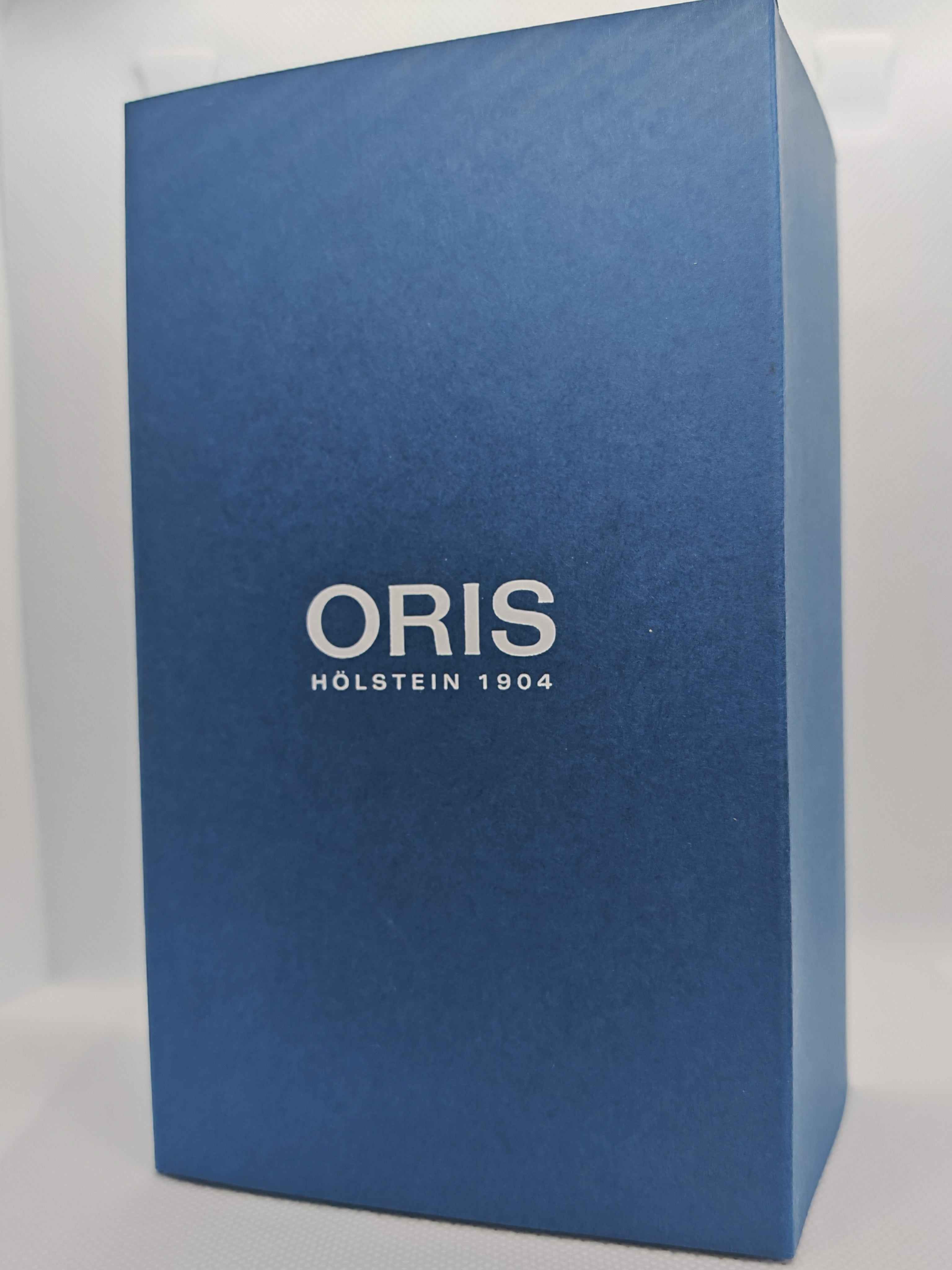 Scatola blu Oris con scritta ORIS e HÖLSTEIN 1904 sul lato
