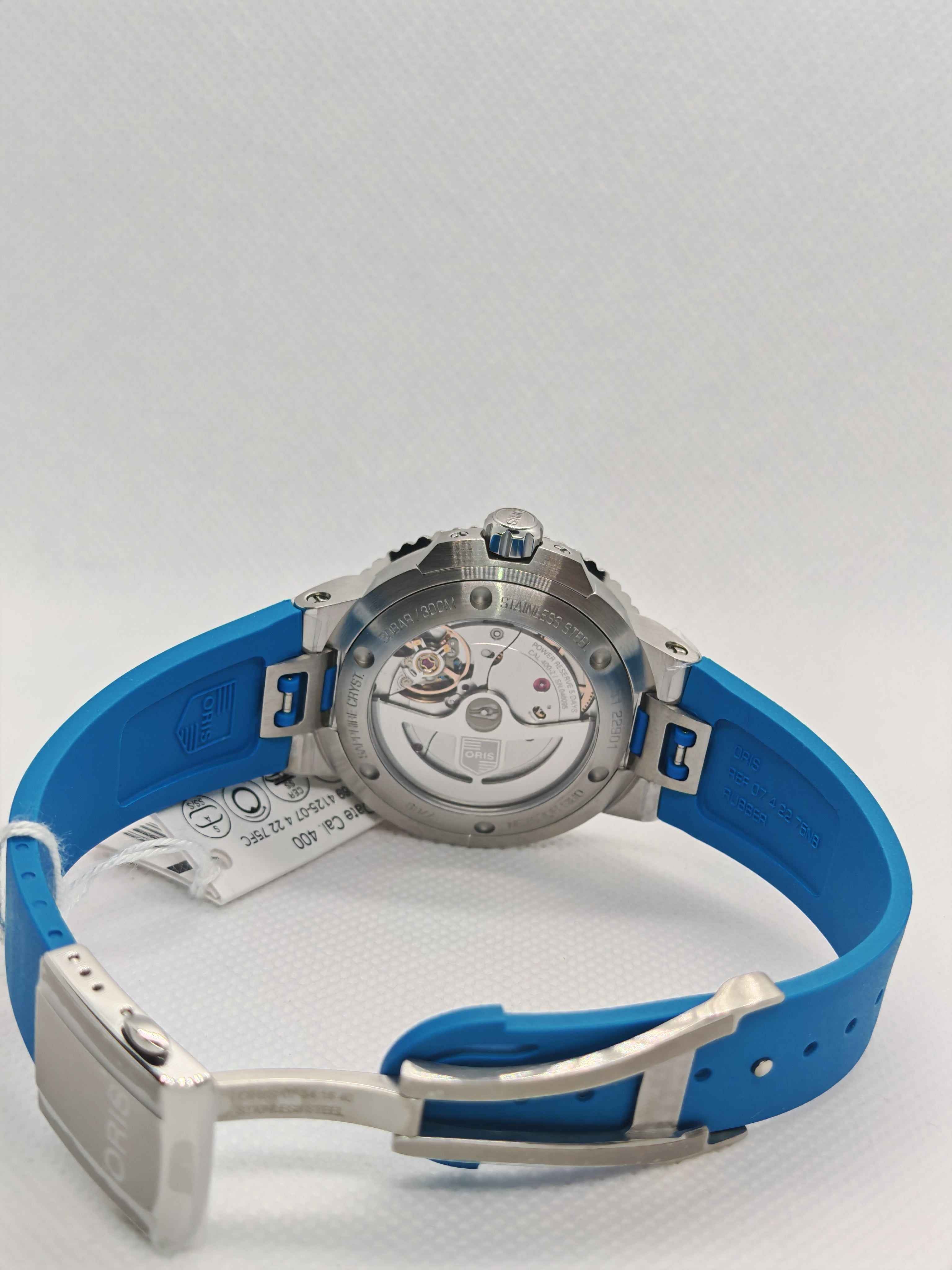 Orologio Oris Aquis con fondello e cinturino blu in caucciù