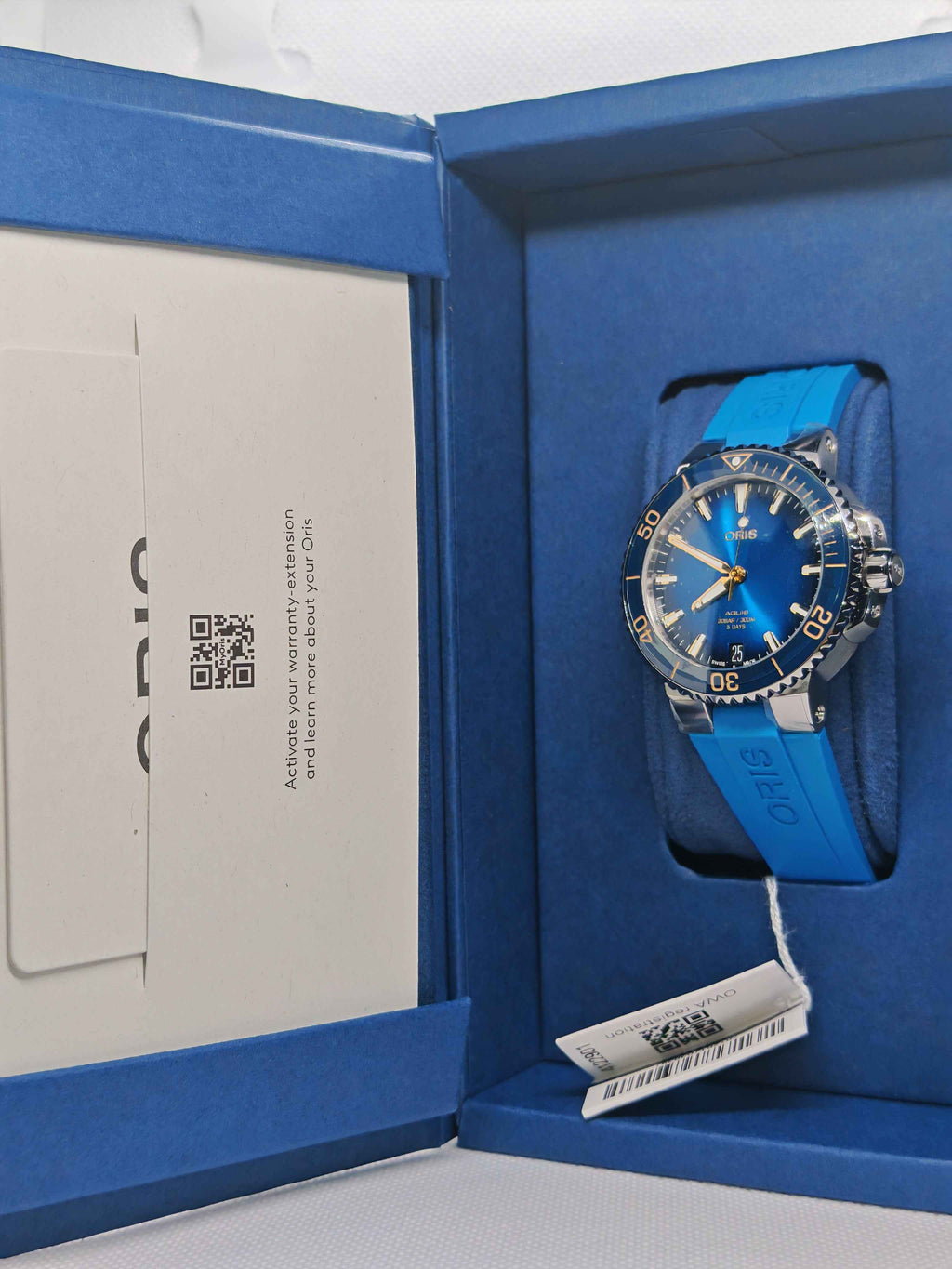 Orologio subacqueo Oris Aquis blu con quadrante blu e cinturino in caucciù