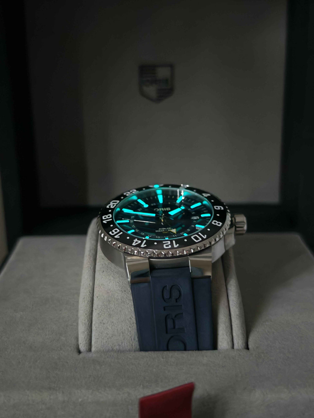 Orologio Oris Aquis GMT con quadrante blu, lunetta nera e cinturino blu in caucciù