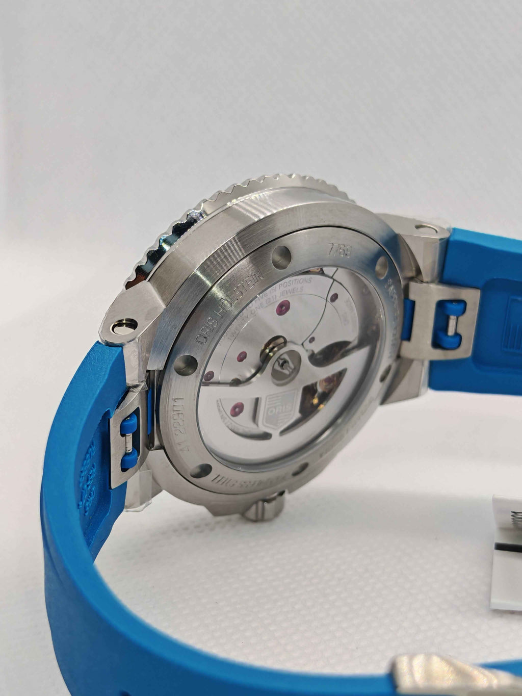 Orologio Oris Aquis con fondello visibile e cinturino blu in caucciù