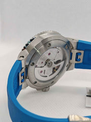Orologio Oris Aquis con fondello visibile e cinturino blu in caucciù