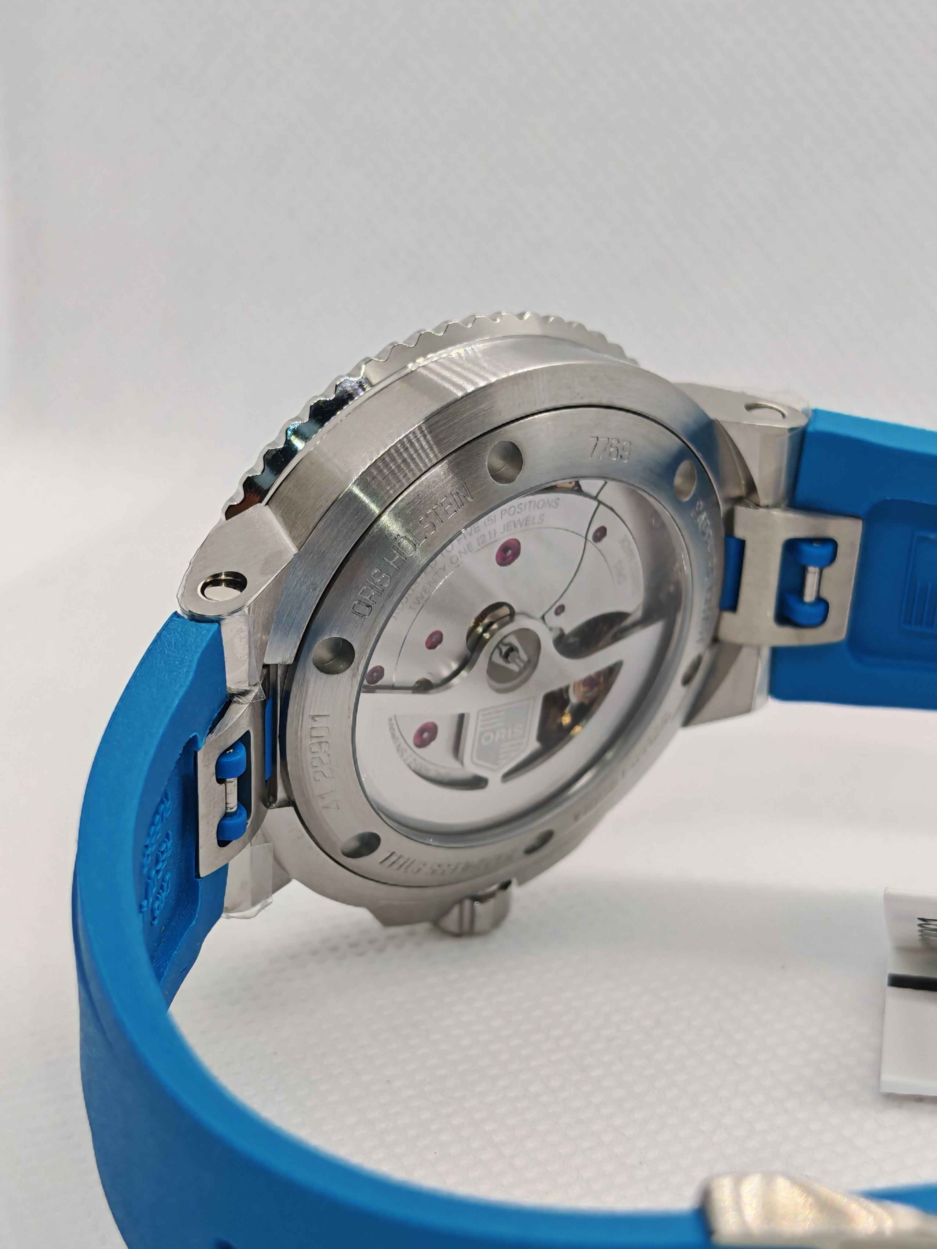 Orologio Oris Aquis con fondello visibile e cinturino blu in caucciù